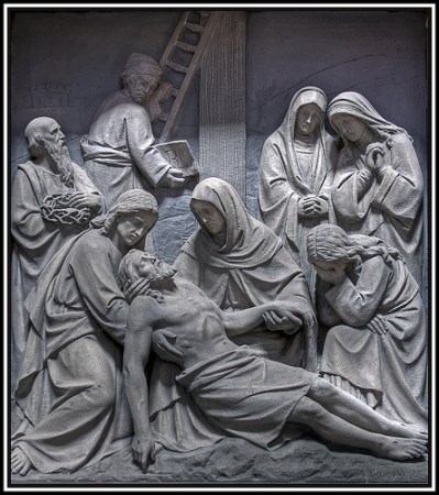 Jesús es descendido de la Cruz 