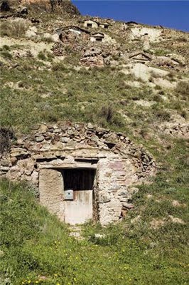 Pequeña ermita en cueva Pequeña ermita en cueva