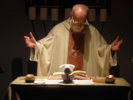 Padre Donato celebrando la Eucaristía