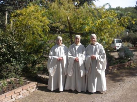 Las hermanas junto a la Cruz fundacional