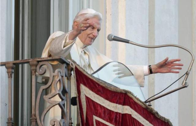 Ultima bendicion de Benedicto XVI