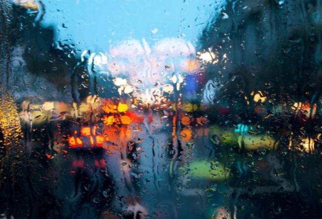 ¿Porqué esa lluvia abundante que sacude la ventana?